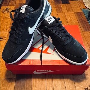 Nike Men’s Black & White Low-Profile Sneakers